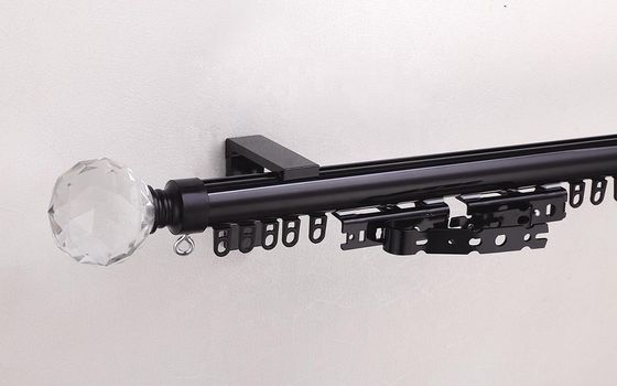 Schwarze weiße Farb-Crystal Finials Single Whole Set-Aluminium-Metallgardinenstangen, Bahn