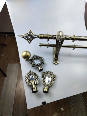 Metallteleskopische doppelte Schienen-Gardinenstange-justierbarer Splitter 25Mm 28Mm mit Klammern