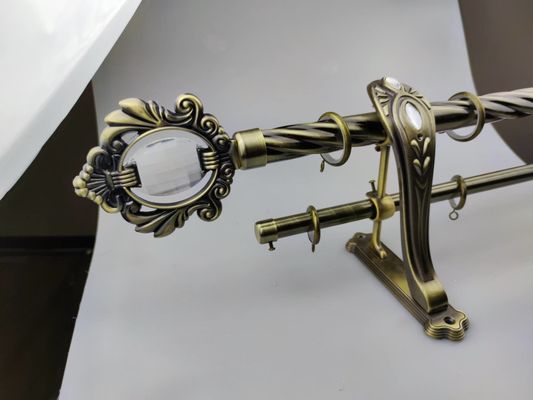 Metallteleskopische doppelte Schienen-Gardinenstange-justierbarer Splitter 25Mm 28Mm mit Klammern