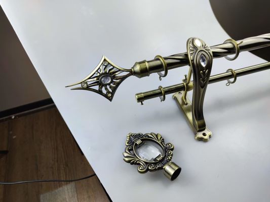 Metallteleskopische doppelte Schienen-Gardinenstange-justierbarer Splitter 25Mm 28Mm mit Klammern