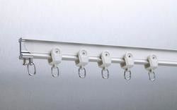 Weiße Decken-stille Vorhang-Bahn-an der Wand befestigtes Metallaluminium-Material für Erkerfenster