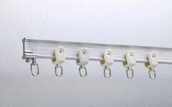 Weiße Decken-stille Vorhang-Bahn-an der Wand befestigtes Metallaluminium-Material für Erkerfenster