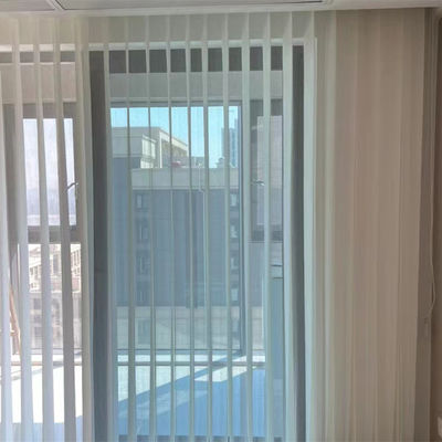 Justierbare flexible Vertikaljalousie-Vorhänge beleuchten das Übertragen für Hotels