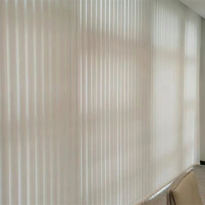 Justierbare flexible Vertikaljalousie-Vorhänge beleuchten das Übertragen für Hotels