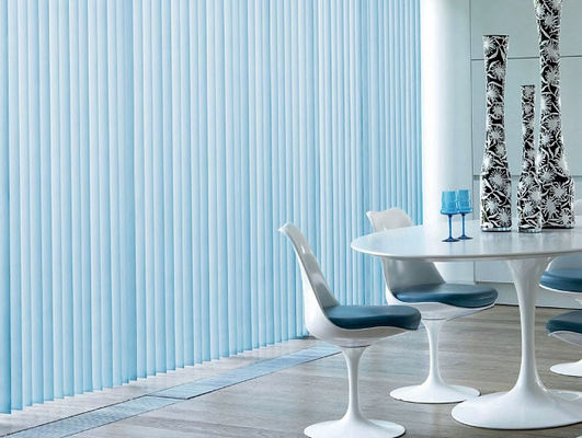 Weißes intelligentes Jalousie-Wohnzimmer-elektrischer schattierender Lichtschutz, der transparente Landschaft verdunkelt